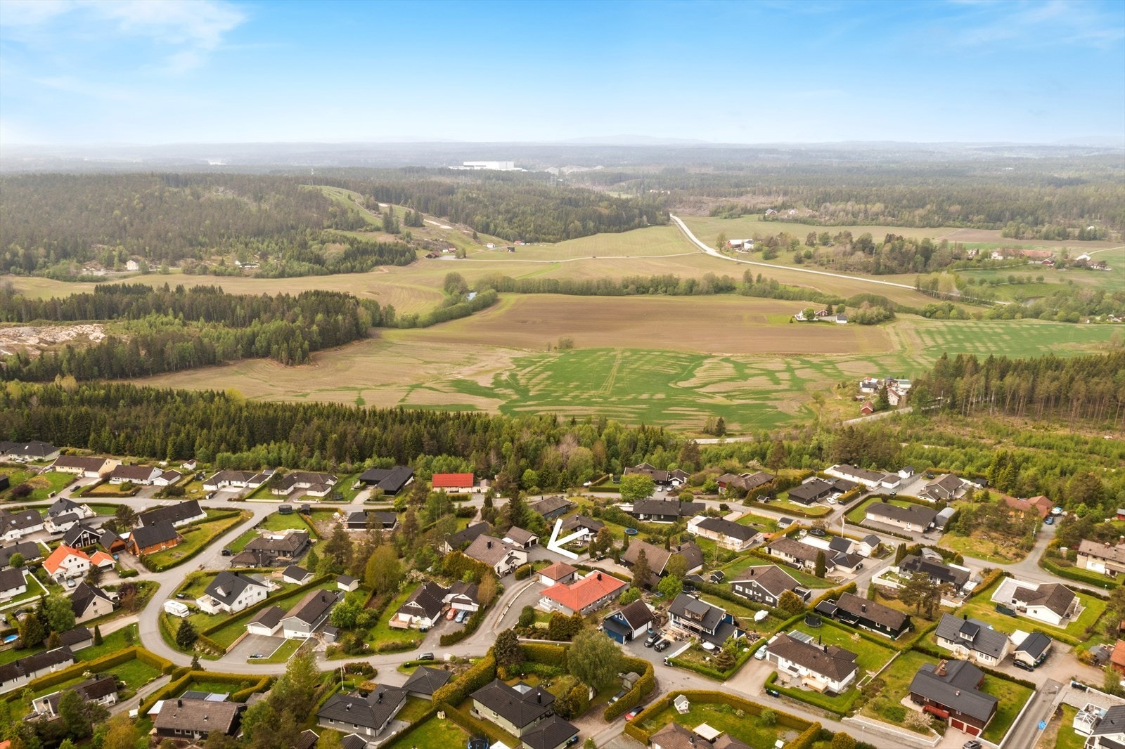 Etablert boligfelt omgitt av skog og landbruksområder og med fine turmuligheter i nærheten. Galleribilde