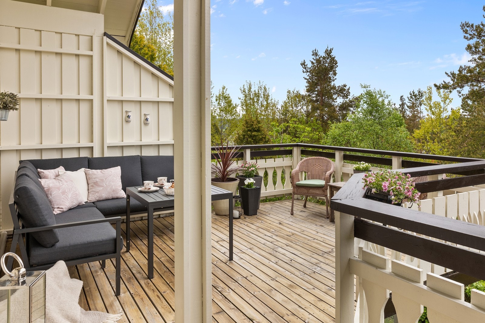 Verandaen i første etasje er på 40 m² og har god plass til flere sittegrupper. Galleribilde