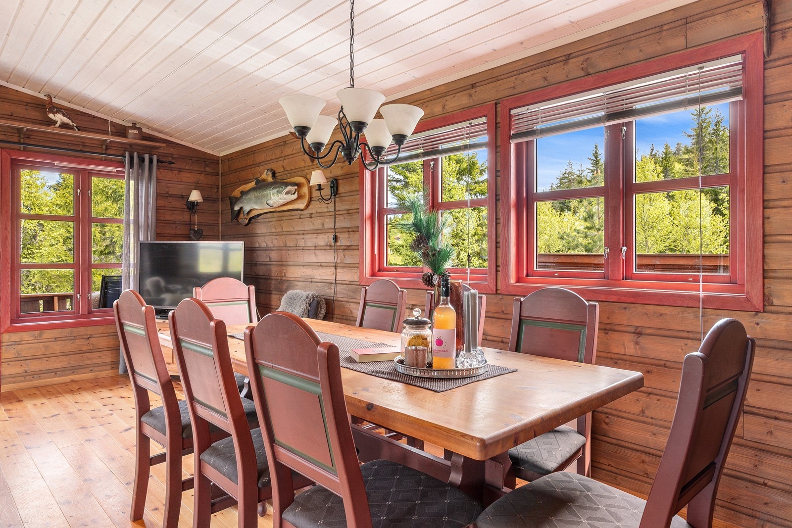 Spisestuen har plass til langbord for hyggelige måltider med familie og venner. Galleribilde