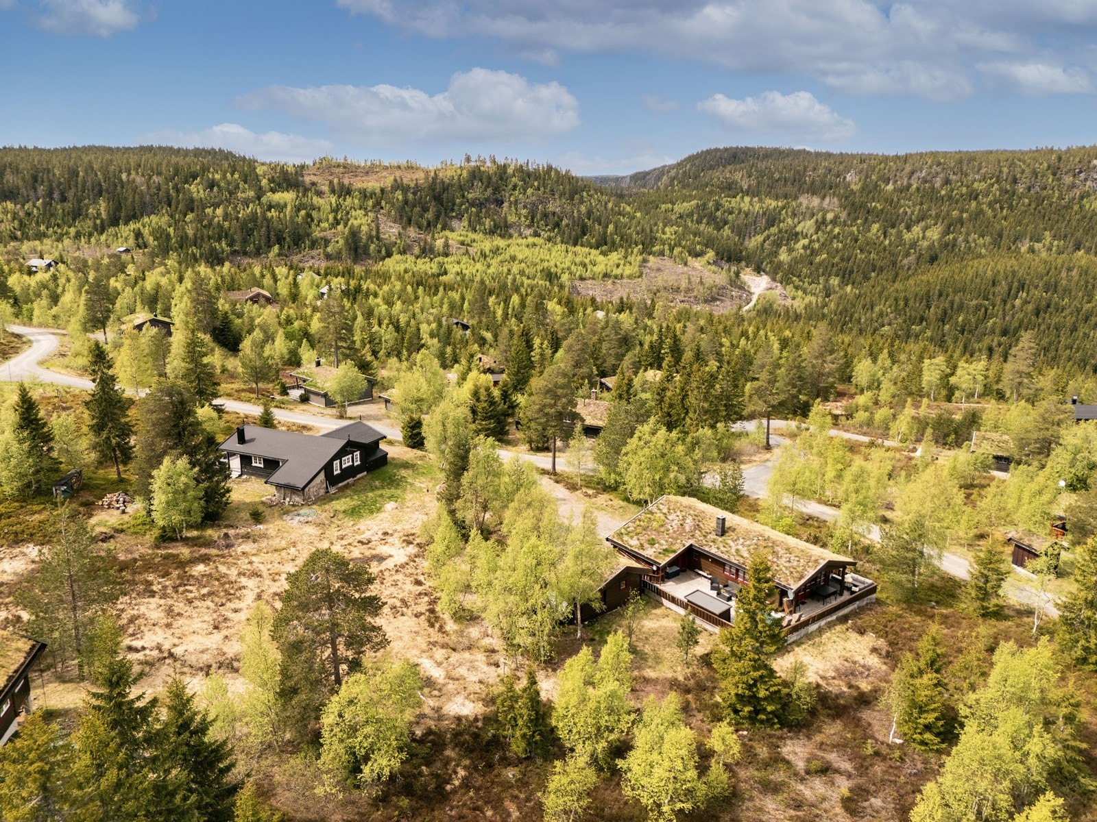Eiendommen ligger i et etablert hytteområde i Middagslia på Skrim. Galleribilde