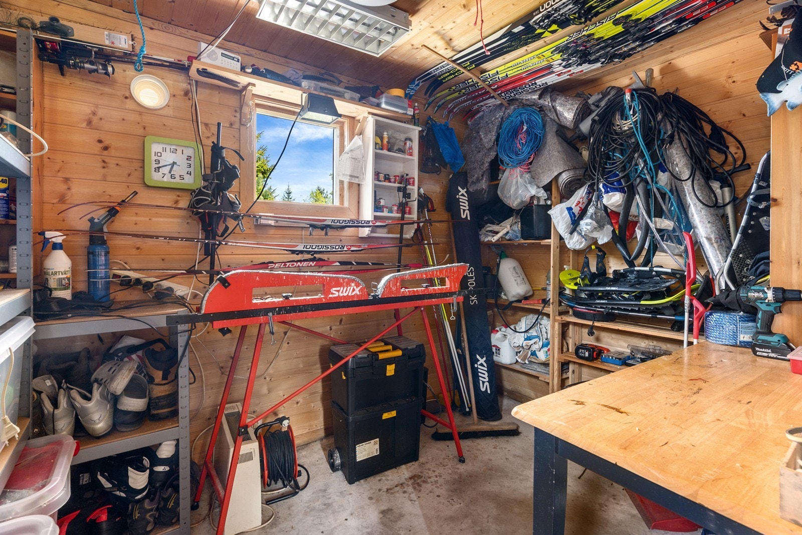 Praktisk sportsbod i annekset med god plass til oppbevaring og smøring av ski. Galleribilde