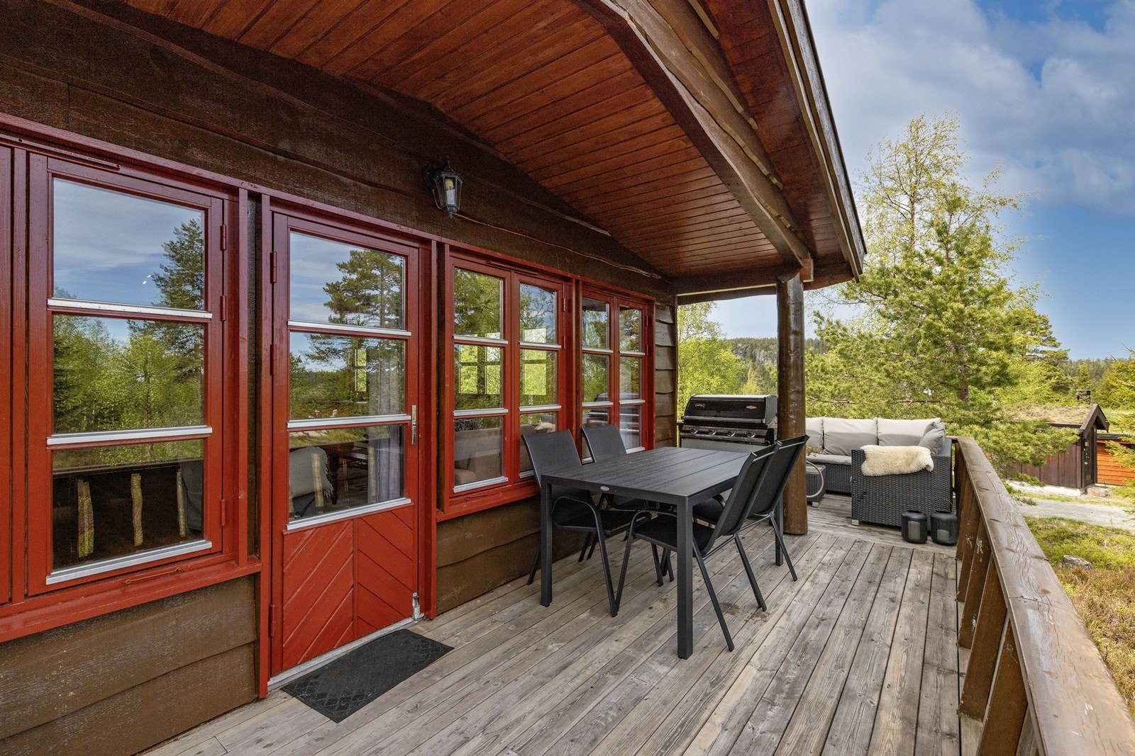 Terrassen er en forlengelse av stuen, med god plass til spisebord for å nyte frokost i morgensola eller grillmat på kvelden. Galleribilde