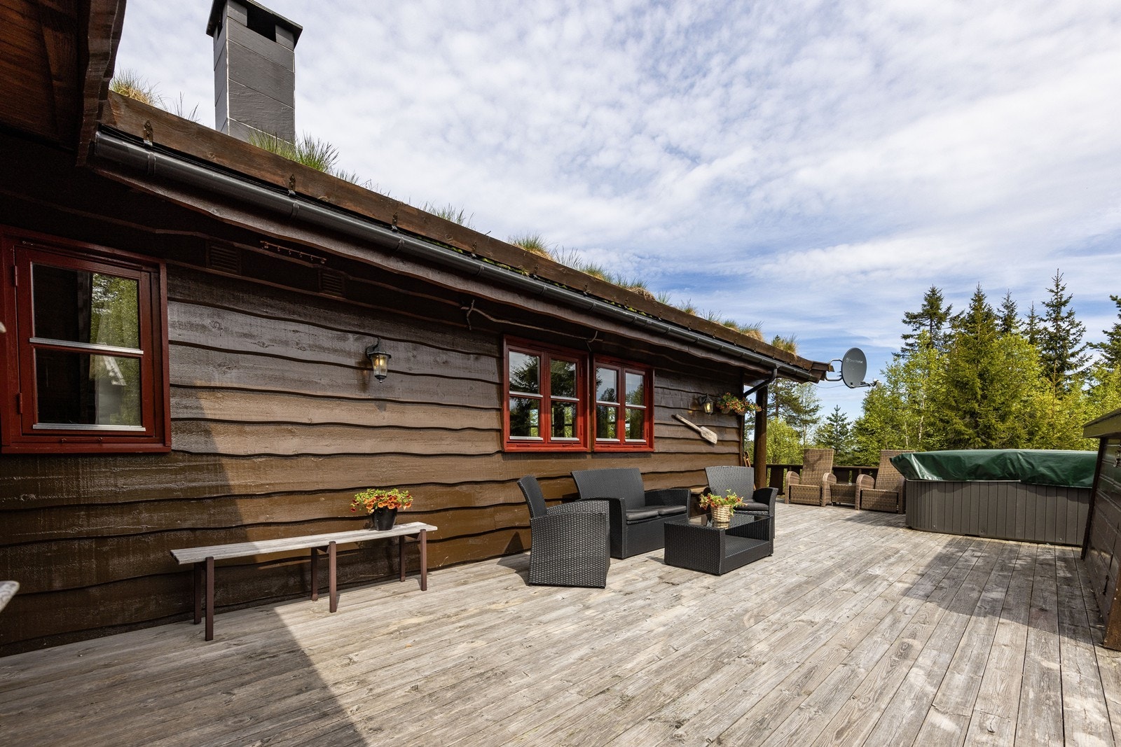 Fritidsbolig fra 2004 med villmarkskledning og tradisjonelt torvtak. Jacuzzi på terrassen vil fjernes før overtagelse. Galleribilde