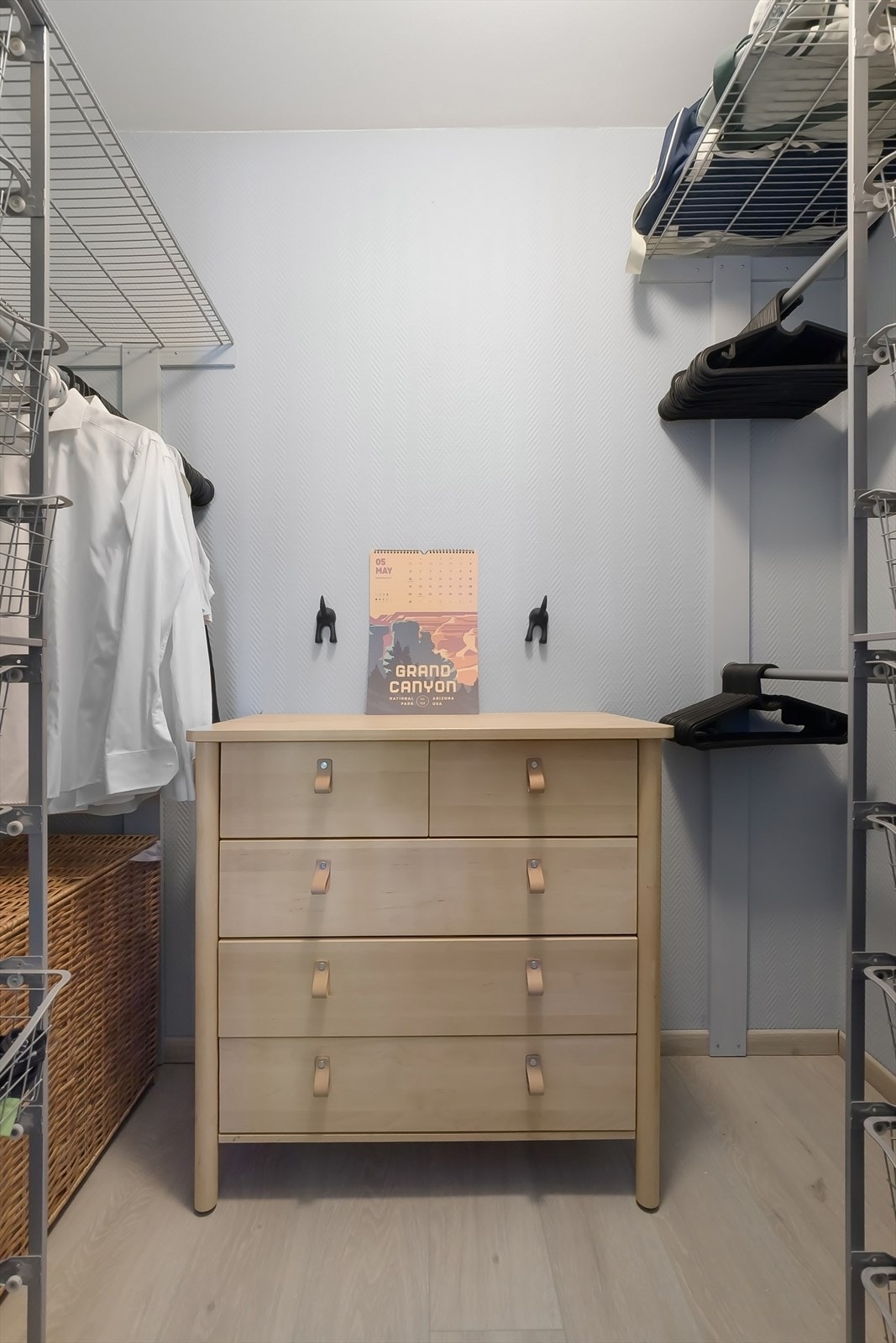 Walk-in garderobe med masse garderobeplass Galleribilde
