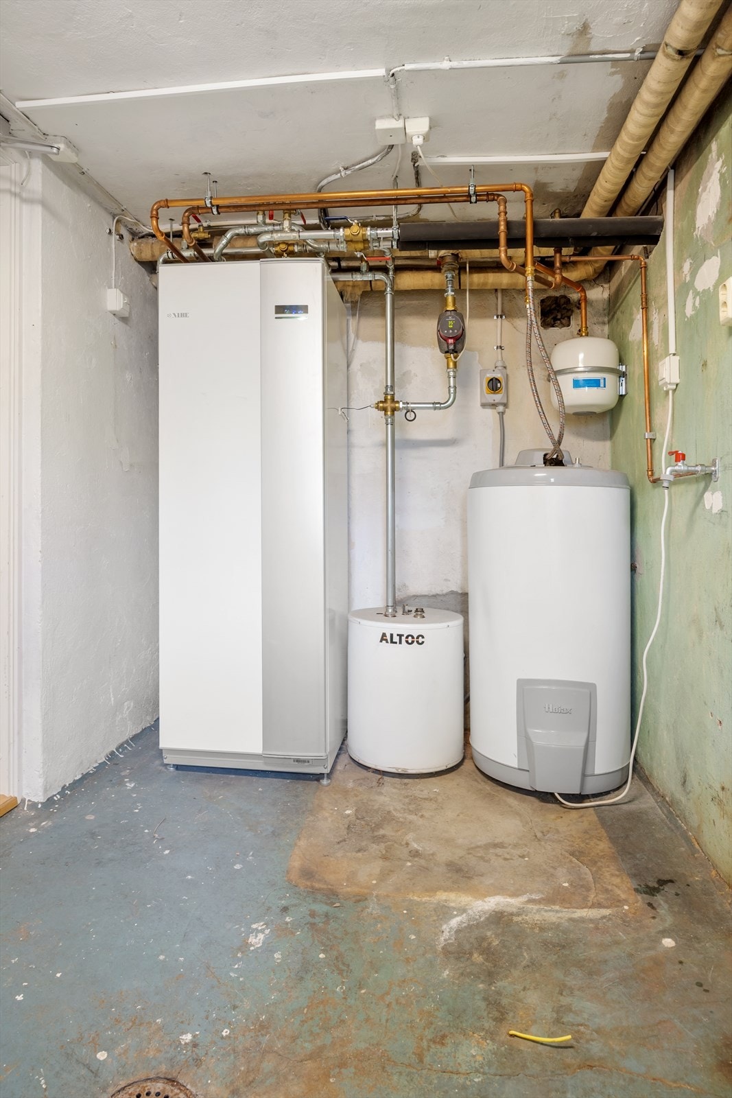 Varmtvannstanken er på ca. 200 liter og det er installert varmepumpe i 2018 til felles varmeanlegg (radiator) Galleribilde
