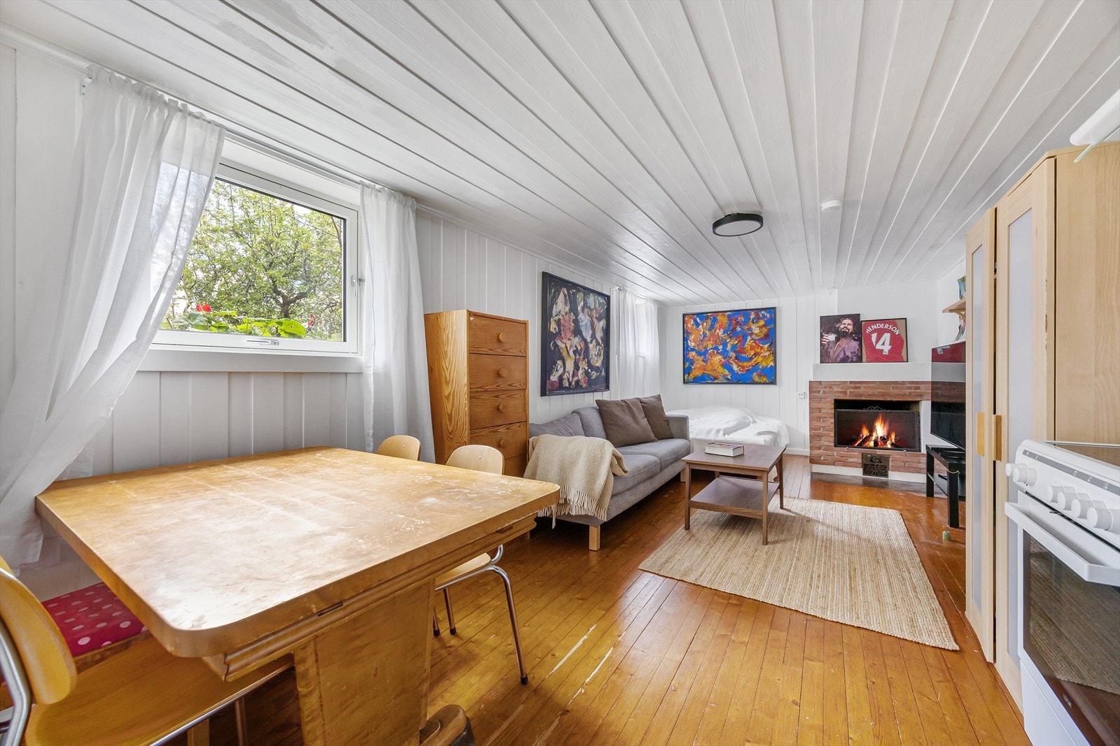 Gulv i furuplank og malte vegger/himling Galleribilde