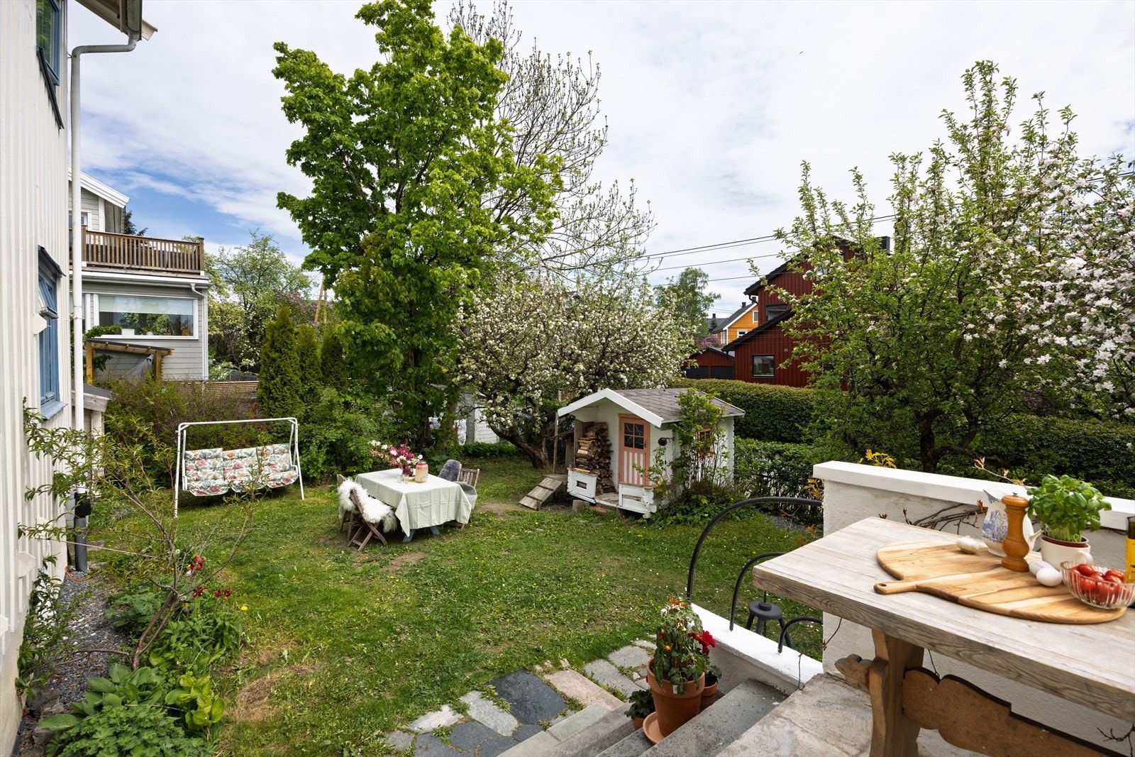 Tilgang til hagen rett fra terrasse. Galleribilde