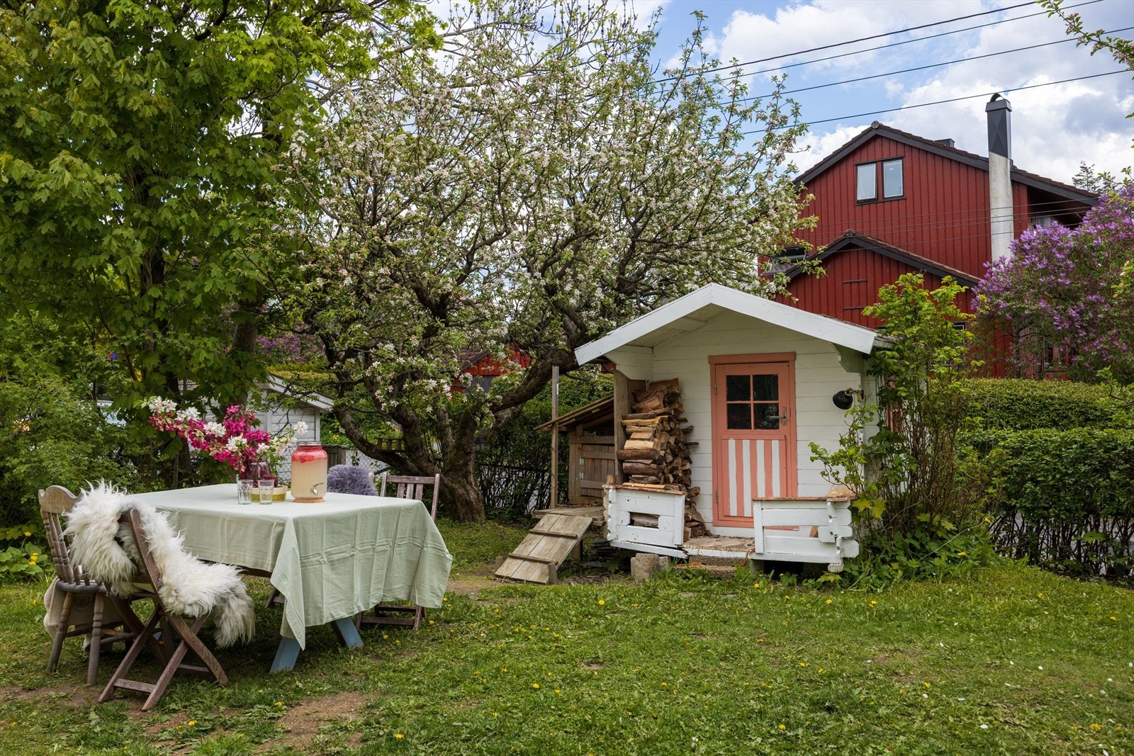 I dag er det dukkehus og kaninbur i hagen Galleribilde