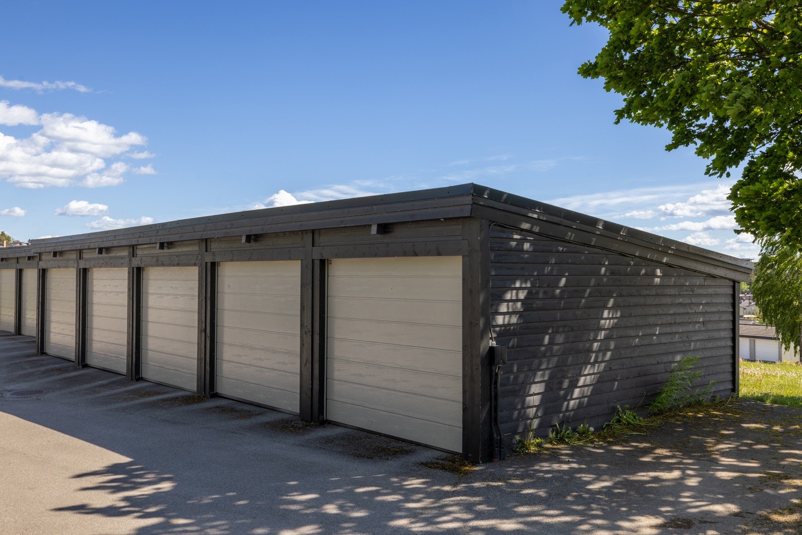 Det medfølger en garasjeplass. Det er lagt opp strøm til elbillader, men andelseier må dekke kostnad for installasjon av lader selv. Galleribilde