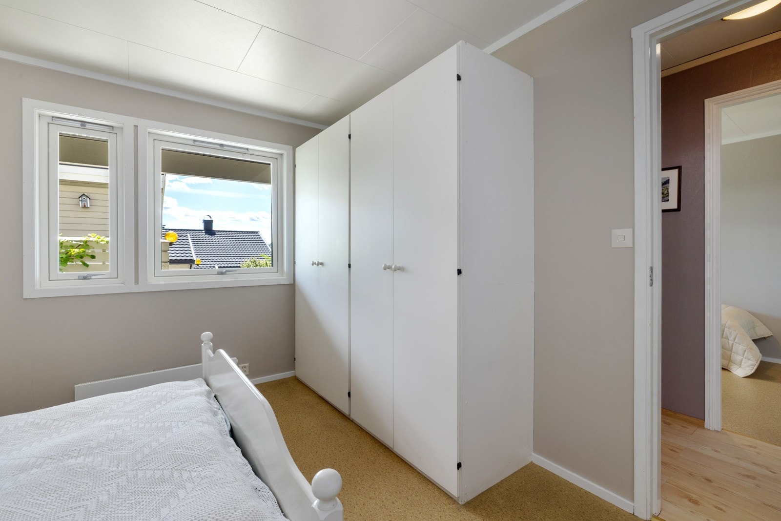 Soverom 1: Rikelig med skapplass. Galleribilde
