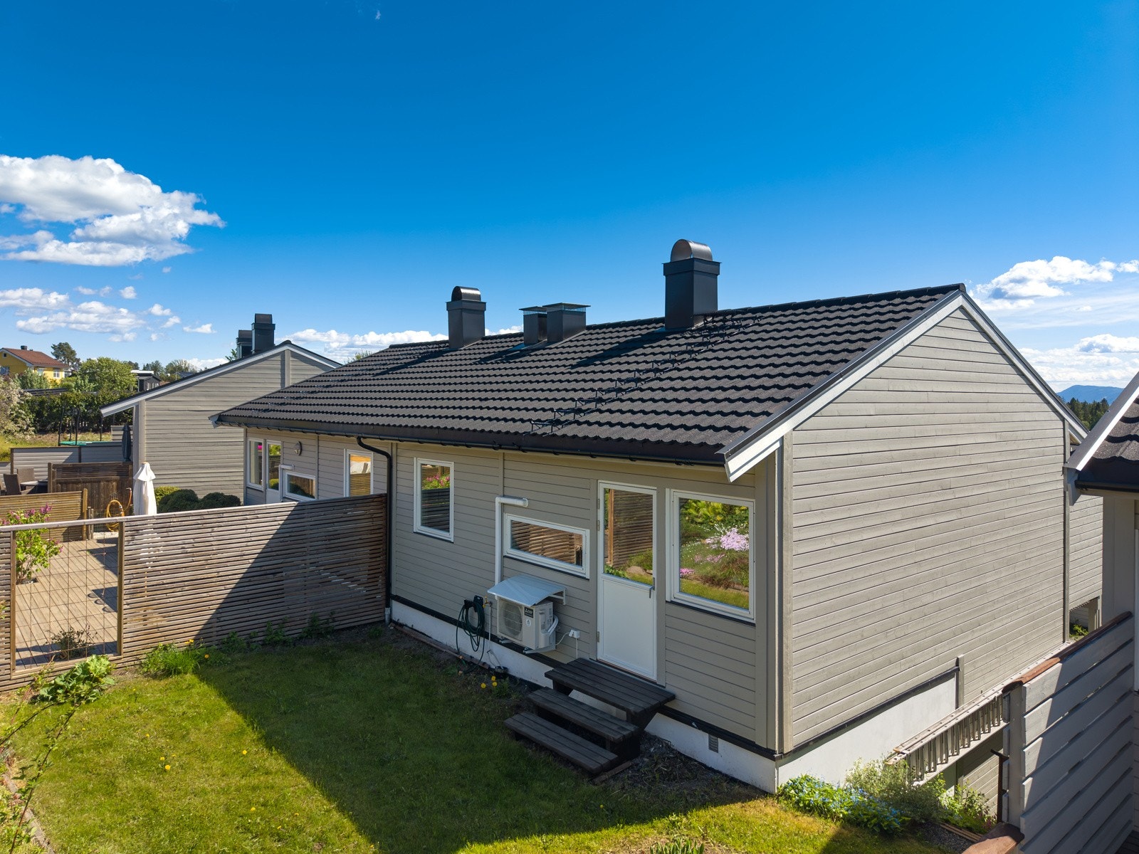 Hage på baksiden av boligen. Utgang fra spisestue. Galleribilde