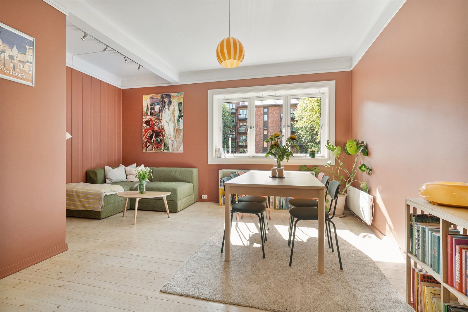 Stuen er leilighetens romsligste rom og har plass til både sofagruppe og spisebord med god avstand imellom. Galleribilde