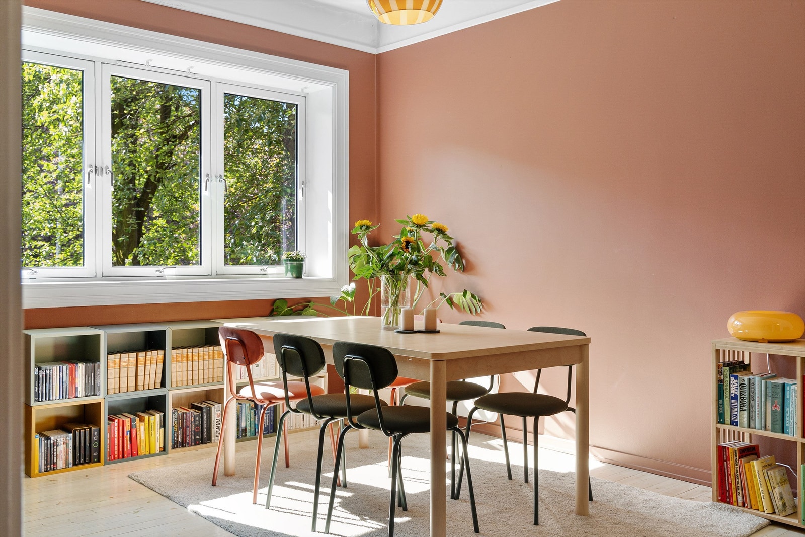 Vinduer som slipper inn rikelig med dagslys. Galleribilde