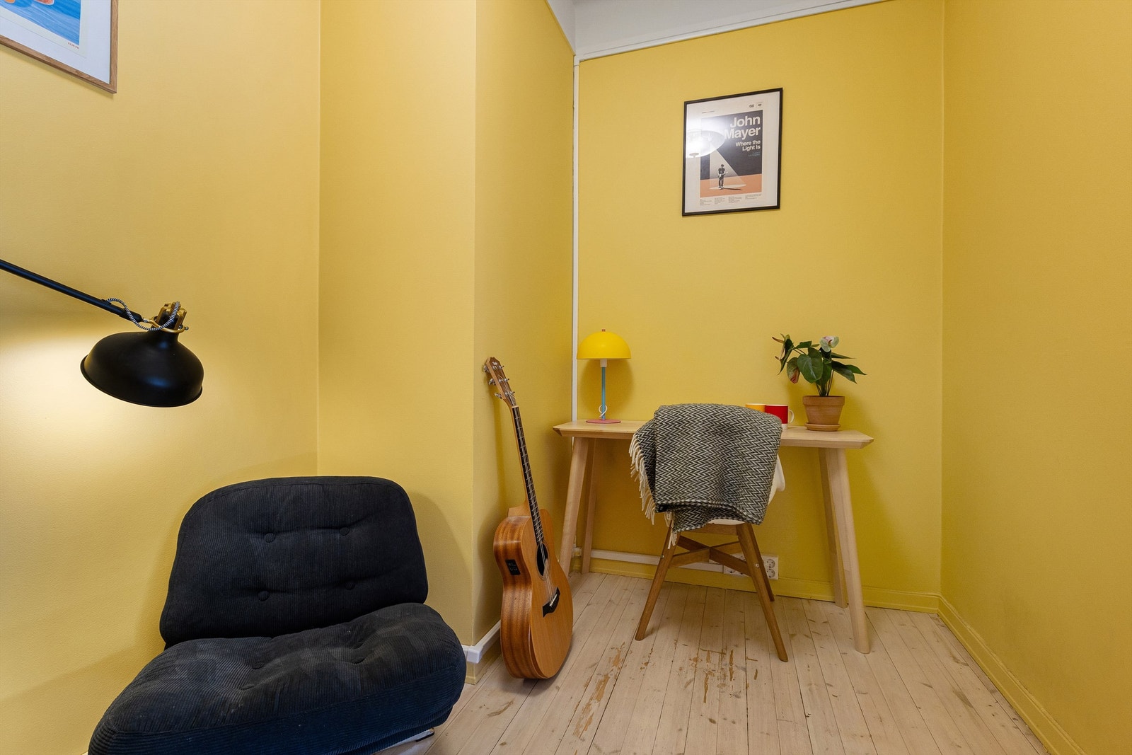 Boden er et praktisk og fint oppholdsrom i leiligheten. I dag fungerer det som et kontor. Galleribilde