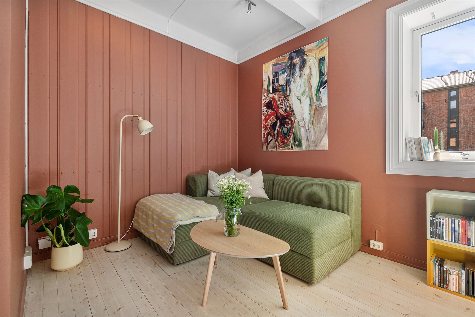 Rommet har en varm og behagelig stemning med plass til både avslapning og sosialt samvær. Galleribilde