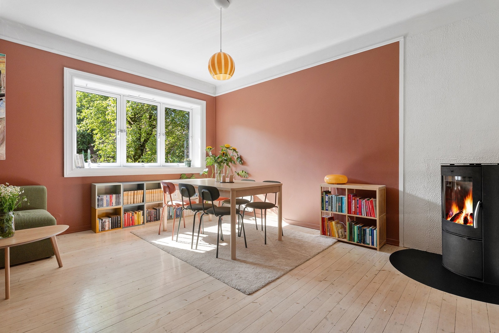 Velkommen til Dælenenggata 23C - en sjarmerende 2-roms aksjeleilighet med peisovn, originale tregulv og attraktiv beliggenhet. Foto: Trond Walsø / Walso Work Galleribilde