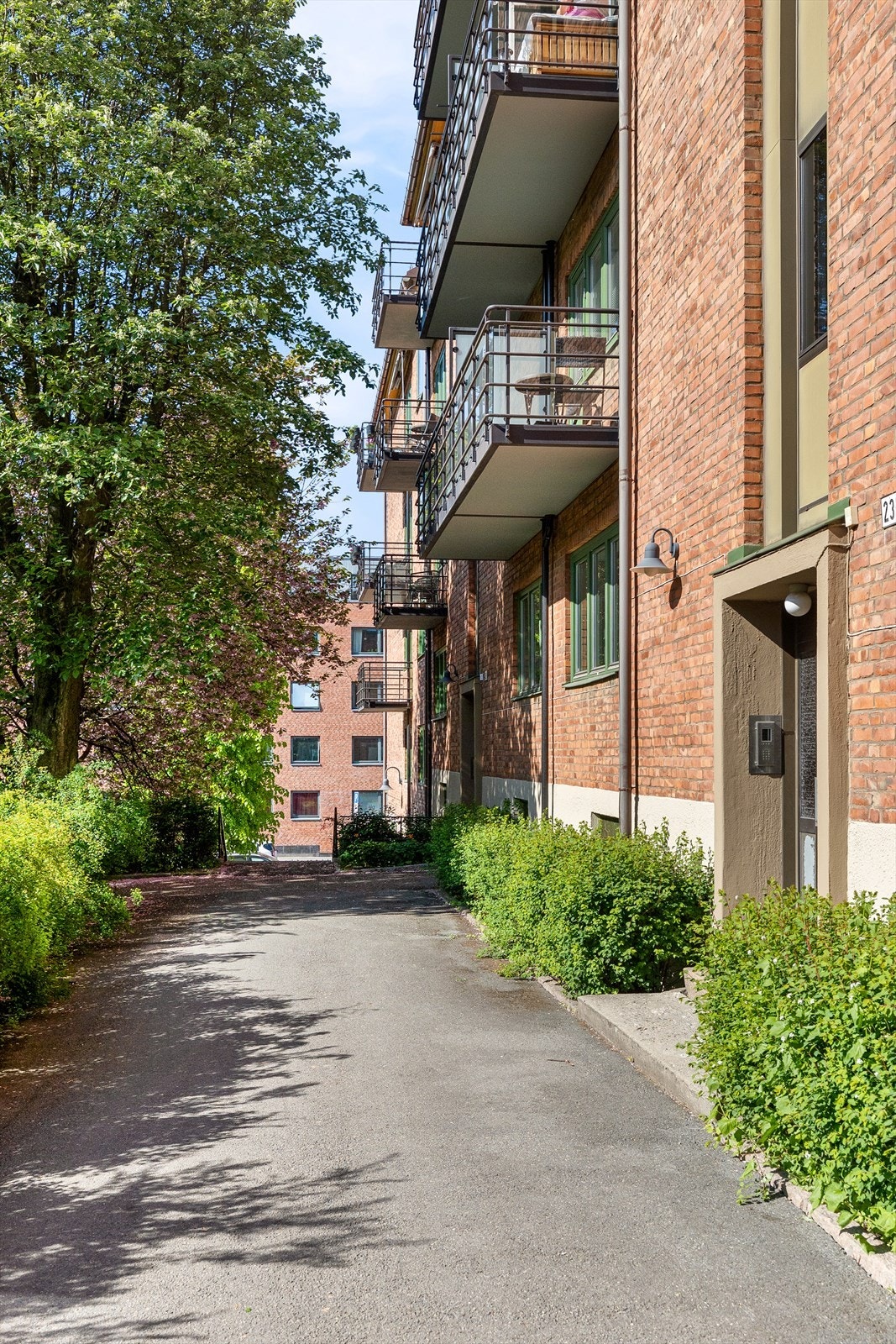 Bygården fra 1931 har fasader av teglstein og er oppført på Byantikvarens Gule Liste. Galleribilde