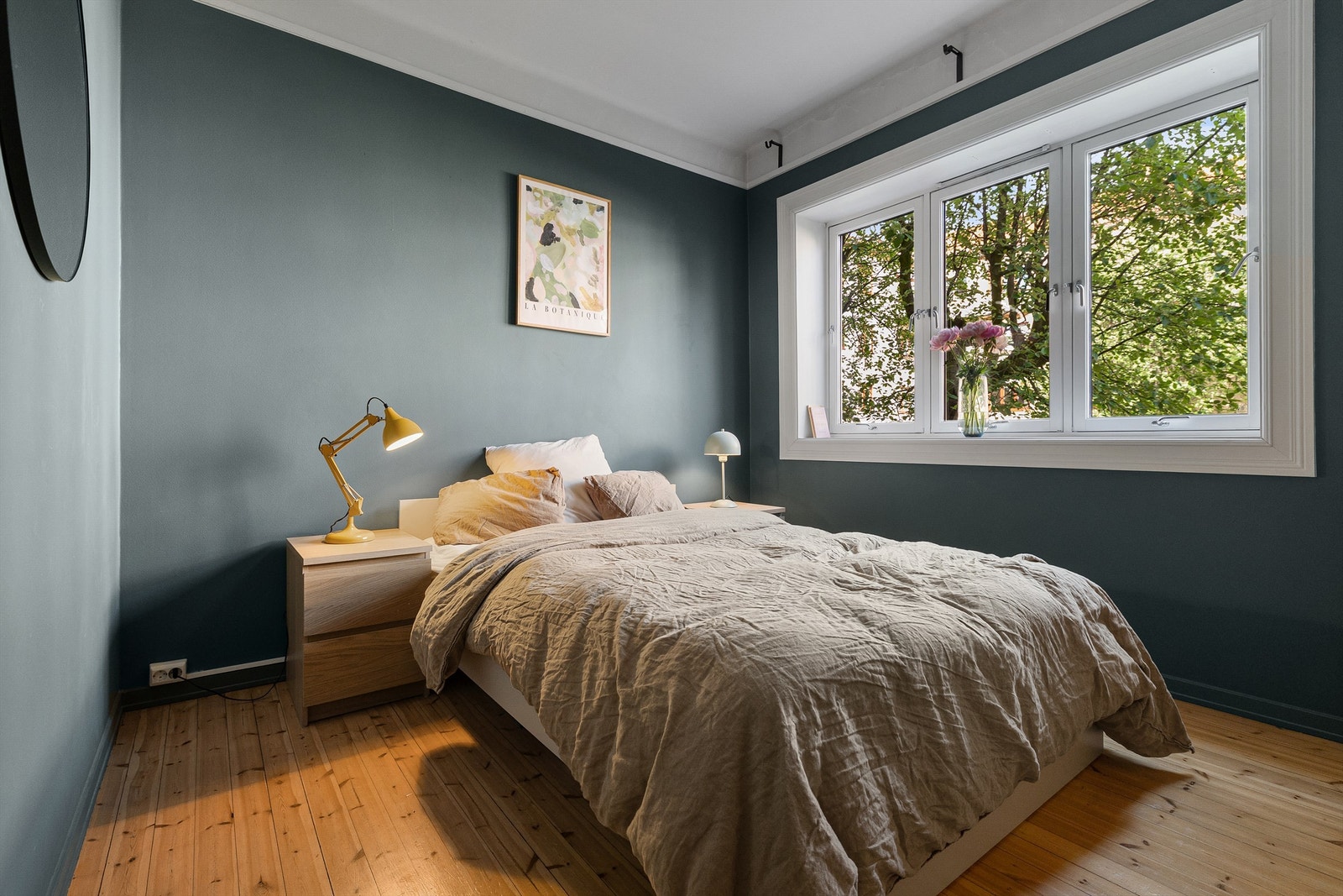 Soverommet har god plass til dobbeltseng med nattbord på begge sider. Galleribilde