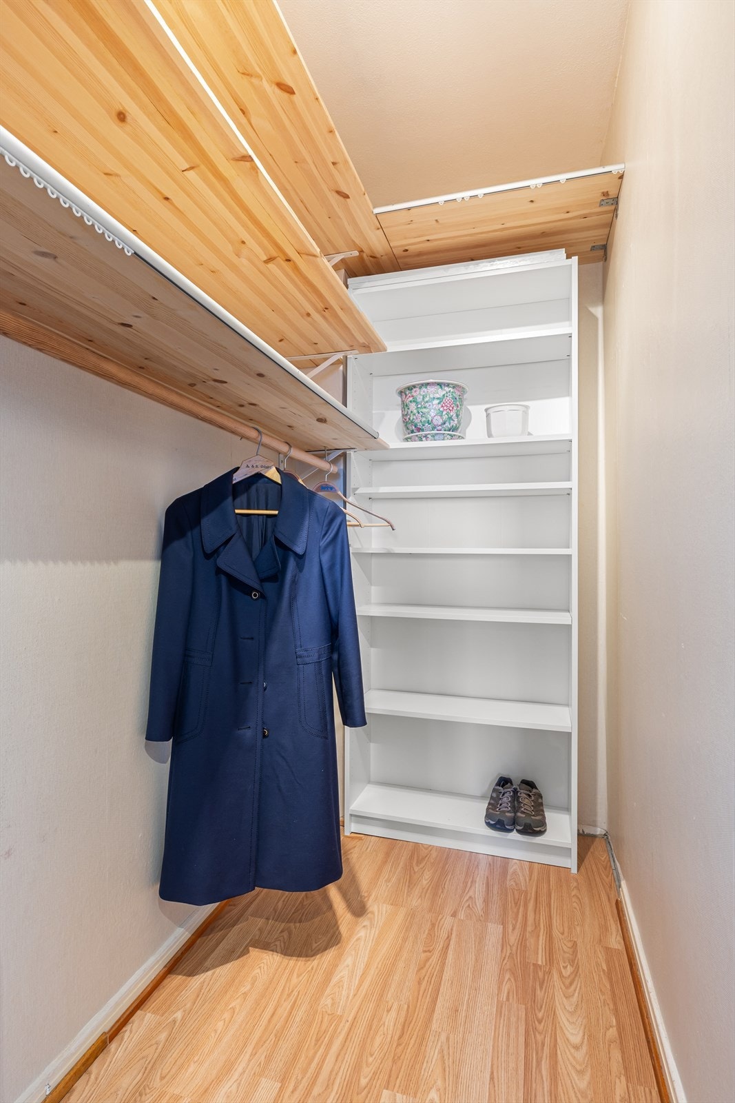 Praktisk garderobe/bod i tilknytting entré. Galleribilde