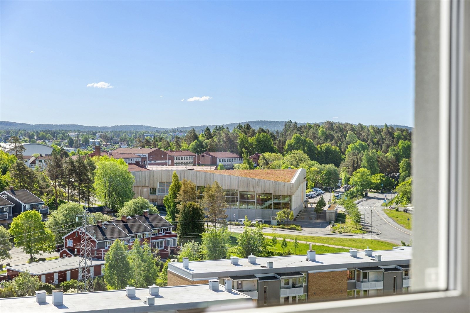Flott utsikt mot nærområdet fra kjøkkenvinduet. Her ser man Manglerud- bad, skole, fotball og ishall. Kort vei til Østensjøvannet som ligger ned bak ishallen. Galleribilde