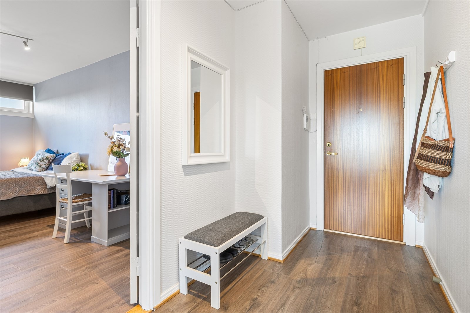 Det første som møter deg er en fin og romslig entré som gir et godt førsteinntrykk av boligen. Galleribilde