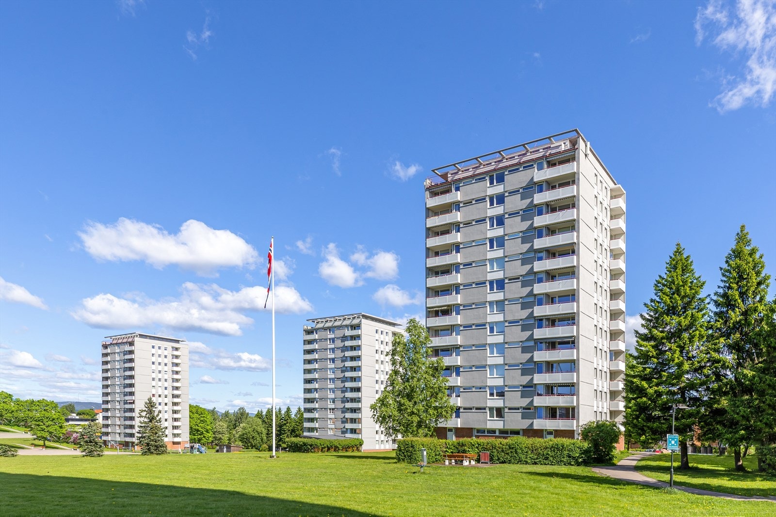Leilighetsbygget er oppført i 1961 og har totalt 12 etasjer med heis. Galleribilde