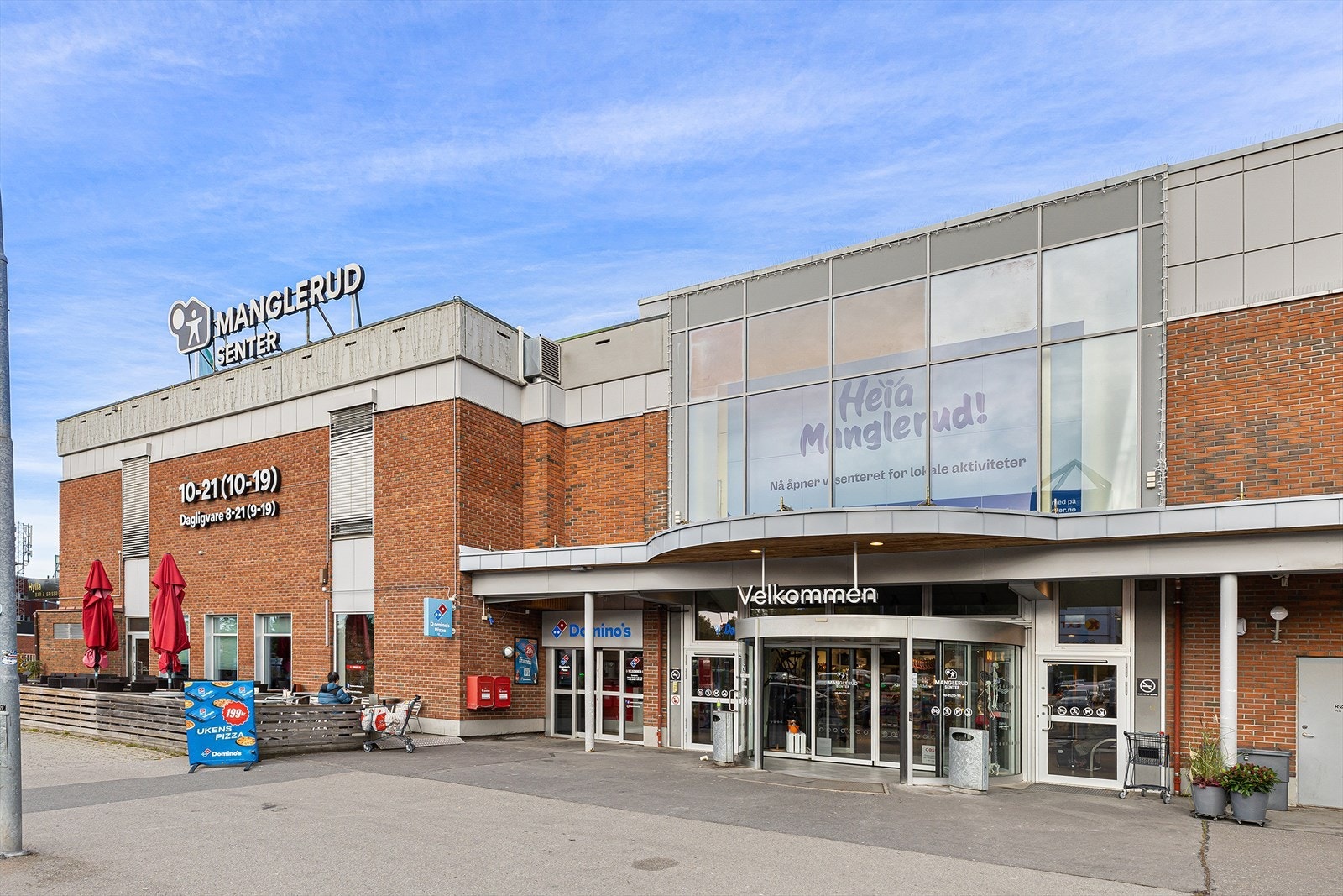 Manglerud senter et langt steinkast unna. Her finner du restauranter med uteservering, Vinmonopol, Meny og Coop Extra, renseri, Jernia, Fresh Fitness, frisører, Normal, Mekonomen i garasjen m.m. Galleribilde
