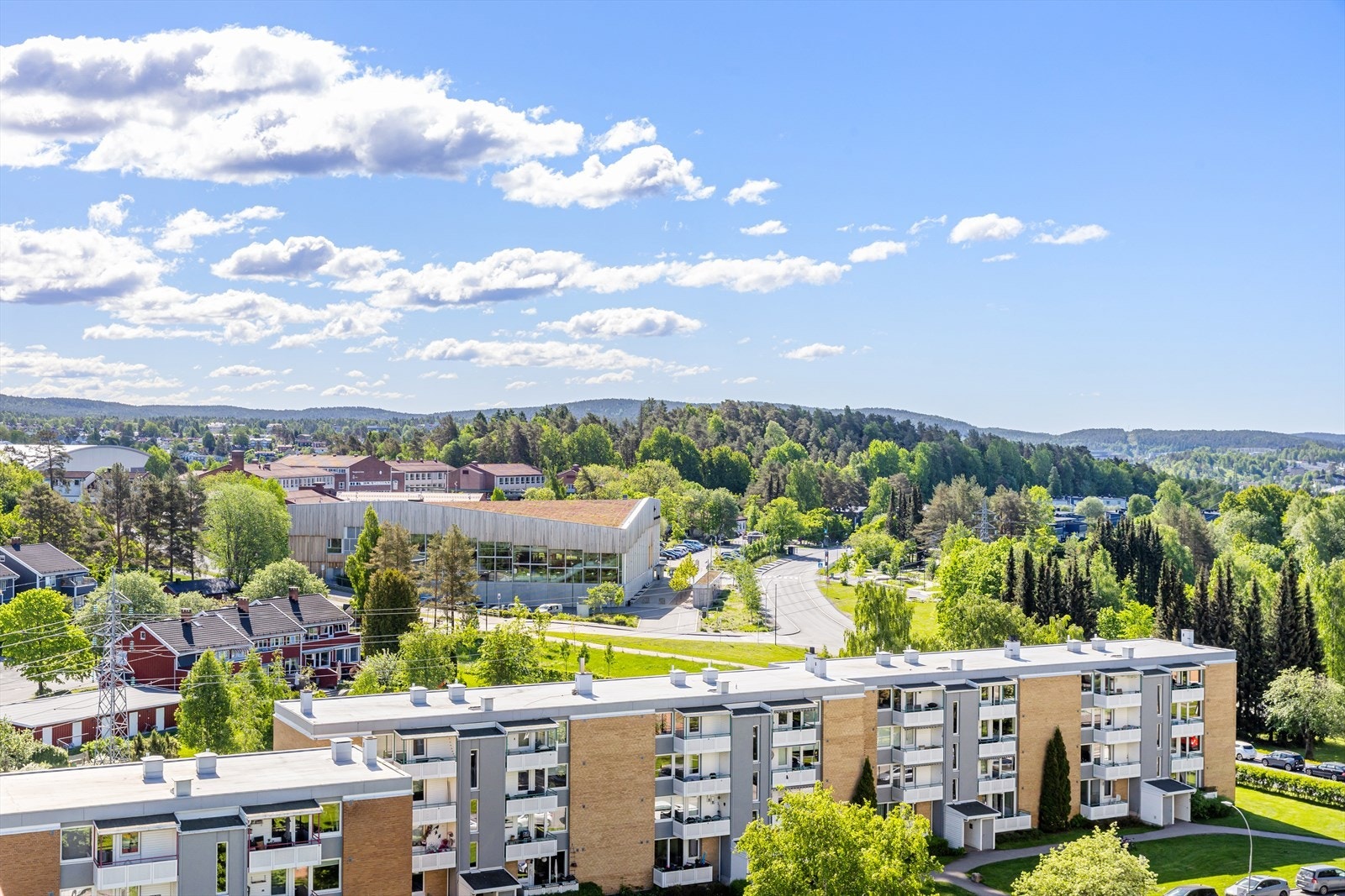 Manglerud bad og aktivitetshus ble ferdigstilt i 2022. Til høyre for veien finner man en sykkelpark. Galleribilde