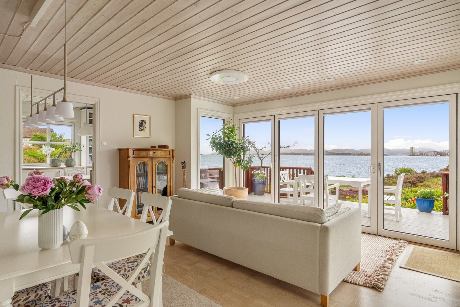 Store foldedører gjør også at terrassen fungerer som en forlengelse av stuen hele sommerhalvåret. Galleribilde