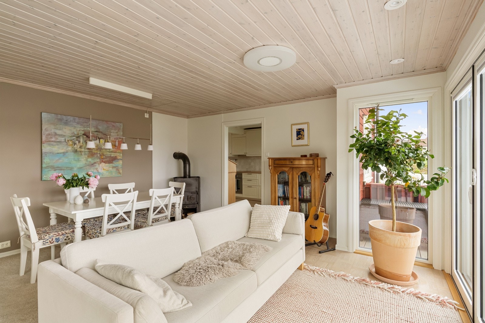 Stuen er ellers av god størrelse med plass til både sofa - og spisegruppe. Galleribilde
