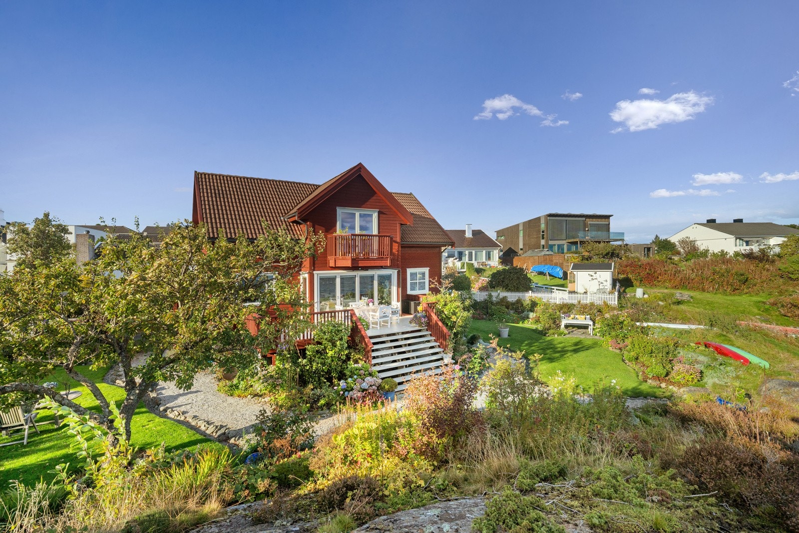 Eiendommen har en fantastisk beliggenhet helt i sjøkanten med en svært pent opparbeidet hage. Galleribilde