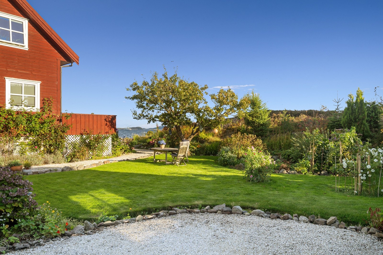 Eierne har hage som hobby og har i hele sin eiertid utviklet eiendommen og dens uteområde. Galleribilde