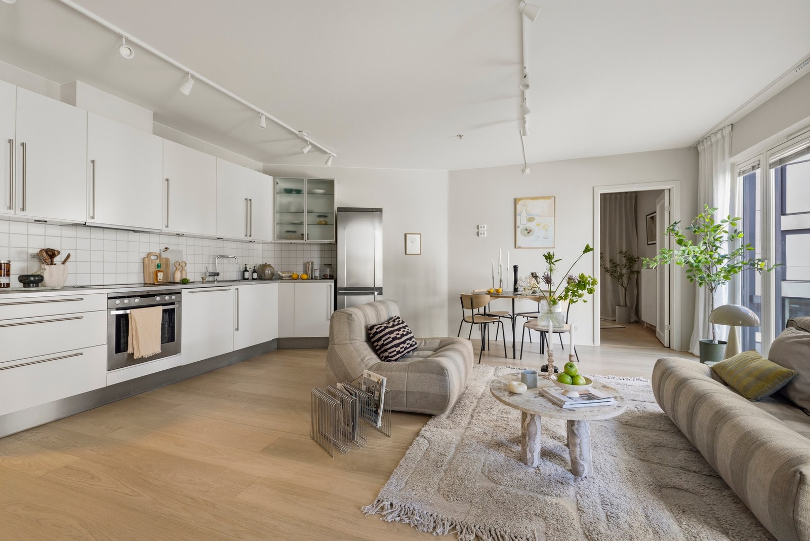 Kjøkkenet fungerer fint som en naturlig del av oppholdsdelen, og bidrar til et helhetlig, moderne og sosialt preg i boligen. Galleribilde