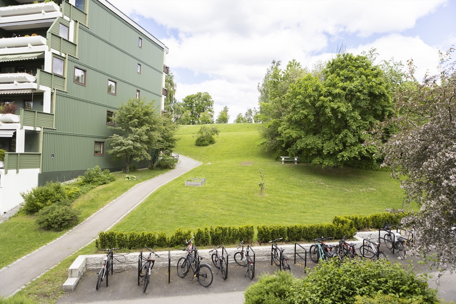 Balkongen gir boligen enda en verdifull uteplass og gjør det mulig å følge solen og bruke uteområdene gjennom dagen. Galleribilde