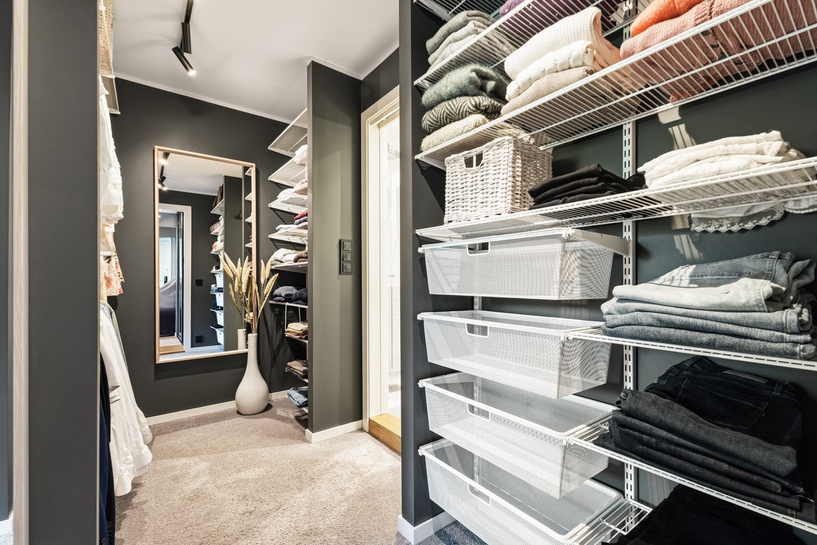 Her er det god plass til organisering av klær, sko og tilbehør med en løsning som gjør hverdagen både enklere og mer oversiktlig. Galleribilde