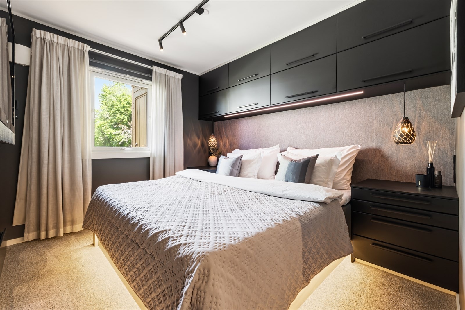 Master bedroom byr på en eksklusiv og lun atmosfære med god plass til dobbeltseng, nattbord og ønsket møblement. En rolig privat sone skjermet fra boligens sosiale arealer. Galleribilde