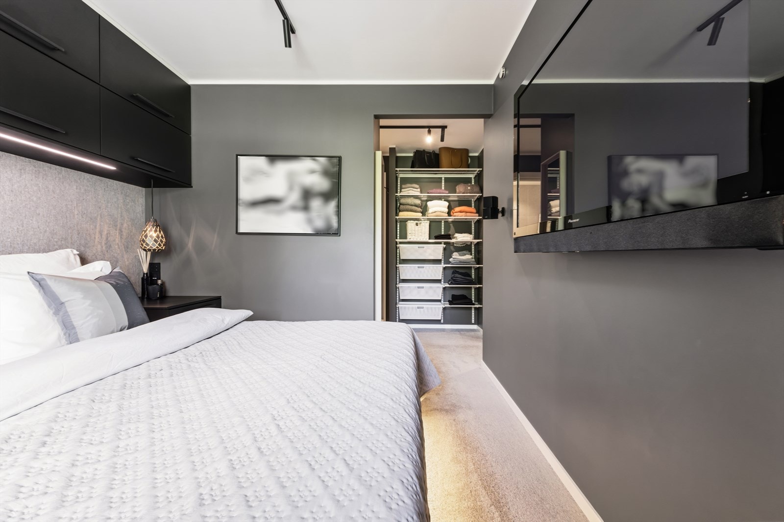 Soverommet har direkte tilknytning til både walk in garderobe og eget baderom, noe som gir en praktisk og luksuriøs hotellfølelse i hverdagen. Galleribilde
