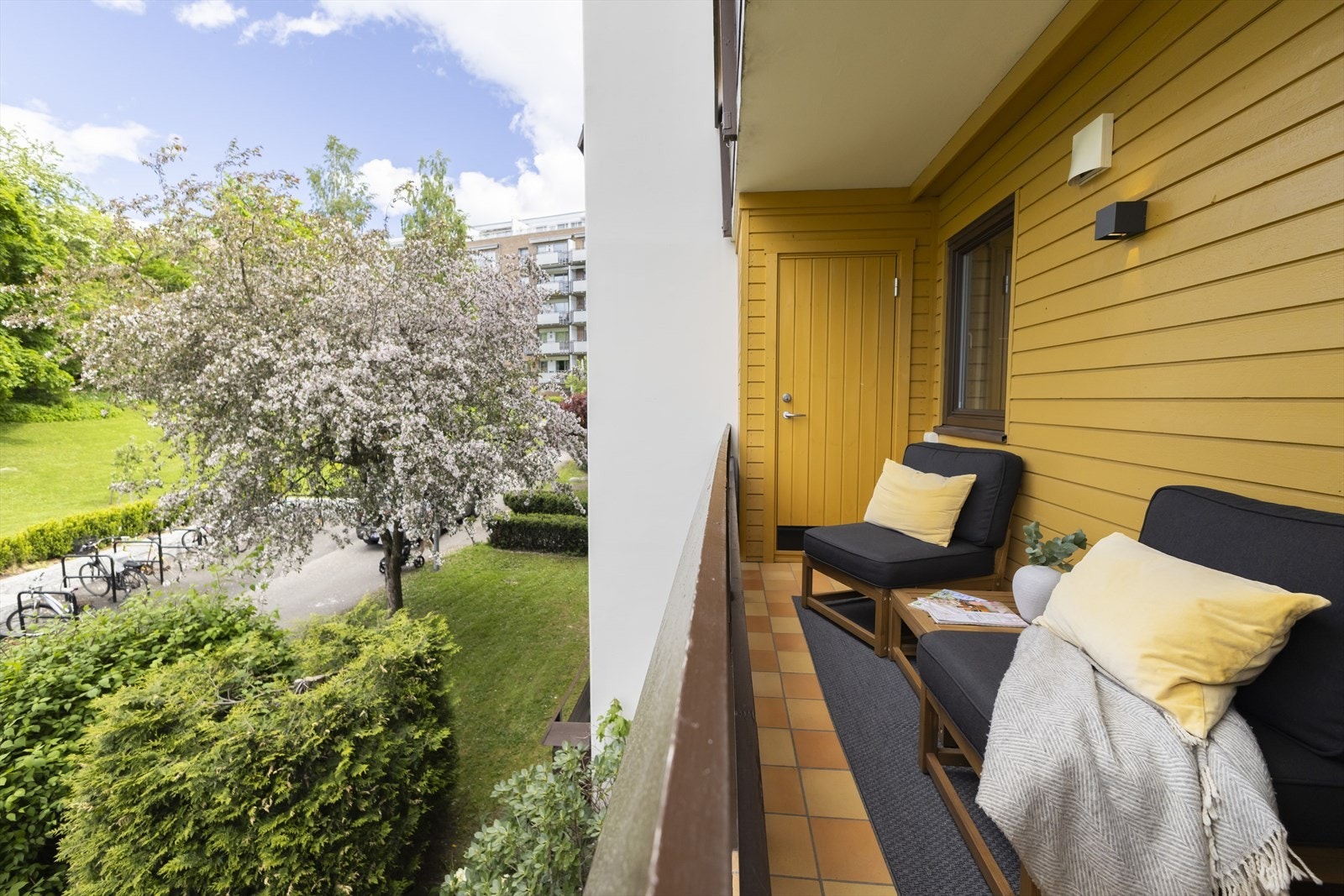Fra det ene soverommet kommer man ut til en flott balkong på ca. 7 kvm med hyggelig utsyn mot grønne omgivelser. Galleribilde