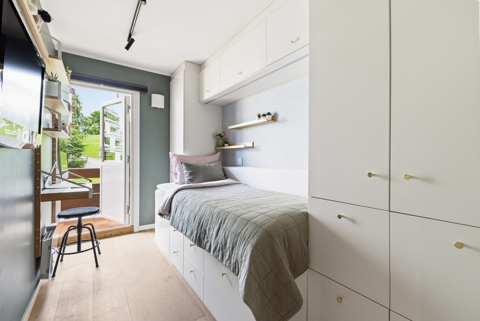 Rommet passer perfekt som barnerom, ungdomsrom eller gjesterom, og har direkte utgang til boligens hyggelige balkong. Galleribilde