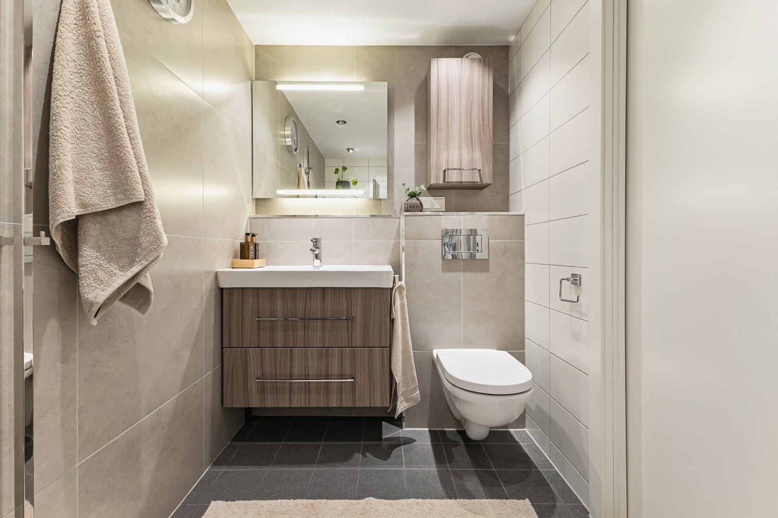 En suite løsningen gir en ekstra komfortabel hverdag hvor soverom, garderobe og bad fungerer som en komplett privat avdeling. Galleribilde