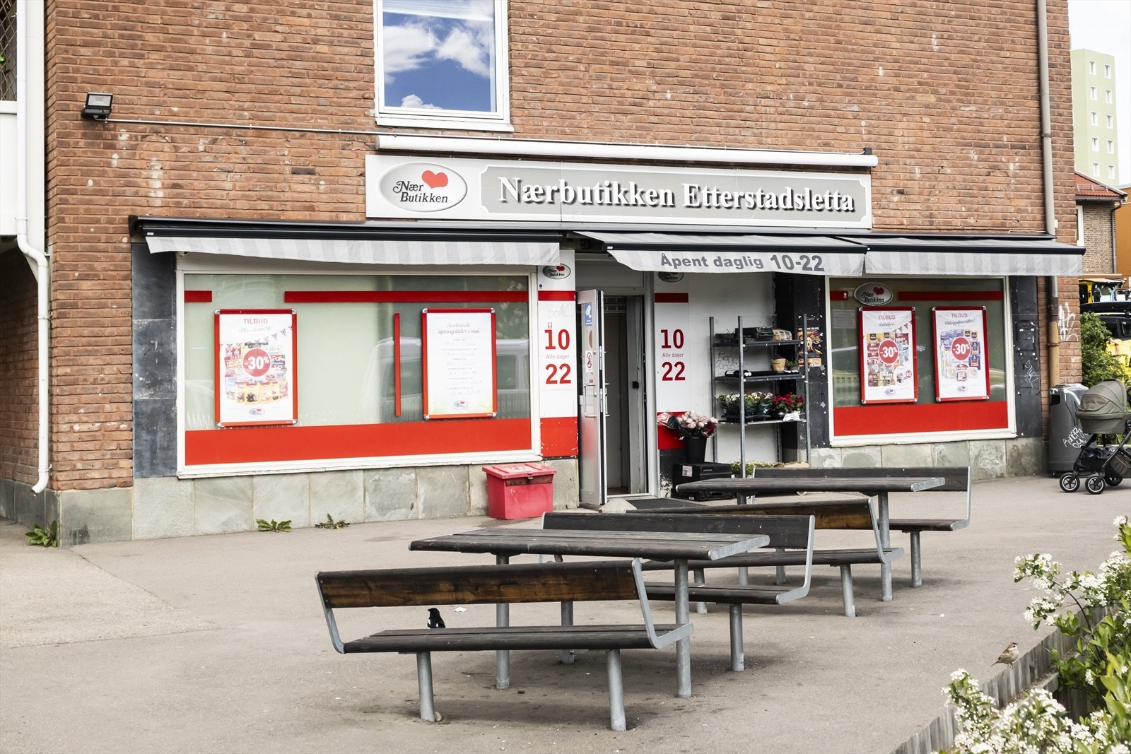 Kort vei til Coop Prix og Rema 1000, samt dagligvarebutikken Nærbutikken som har søndagsåpent. Nærmeste handlesenter er Fyrstikktorget og Bryn senter med de fleste servicetilbud og fasiliteter. Galleribilde