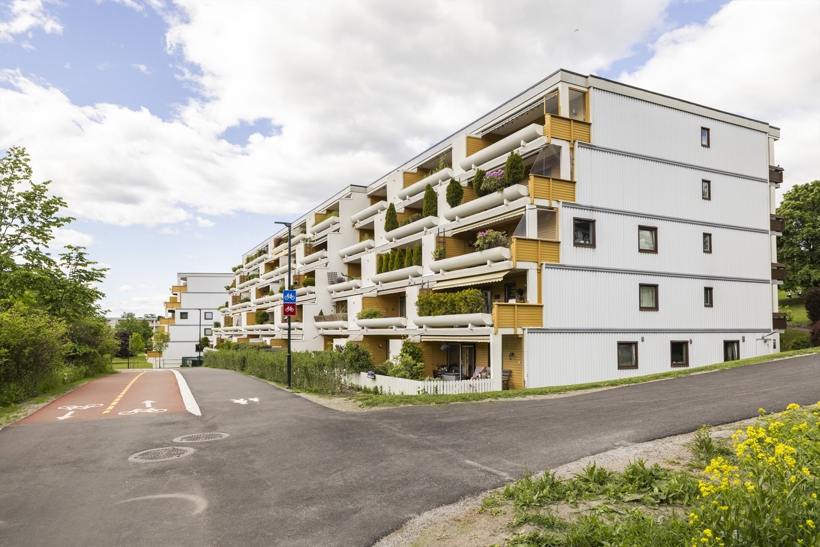Medfølgende garasjeplass med elbillader, gode lagringsmuligheter og en sentral beliggenhet gjør dette til en komplett og praktisk boligpakke. Galleribilde