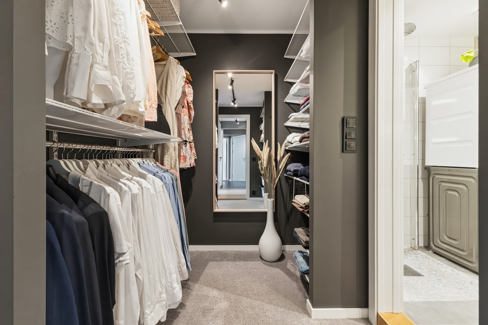En egen garderobeavdeling er en sjelden kvalitet i leilighetsmarkedet og gir masteravdelingen et eksklusivt preg. Galleribilde