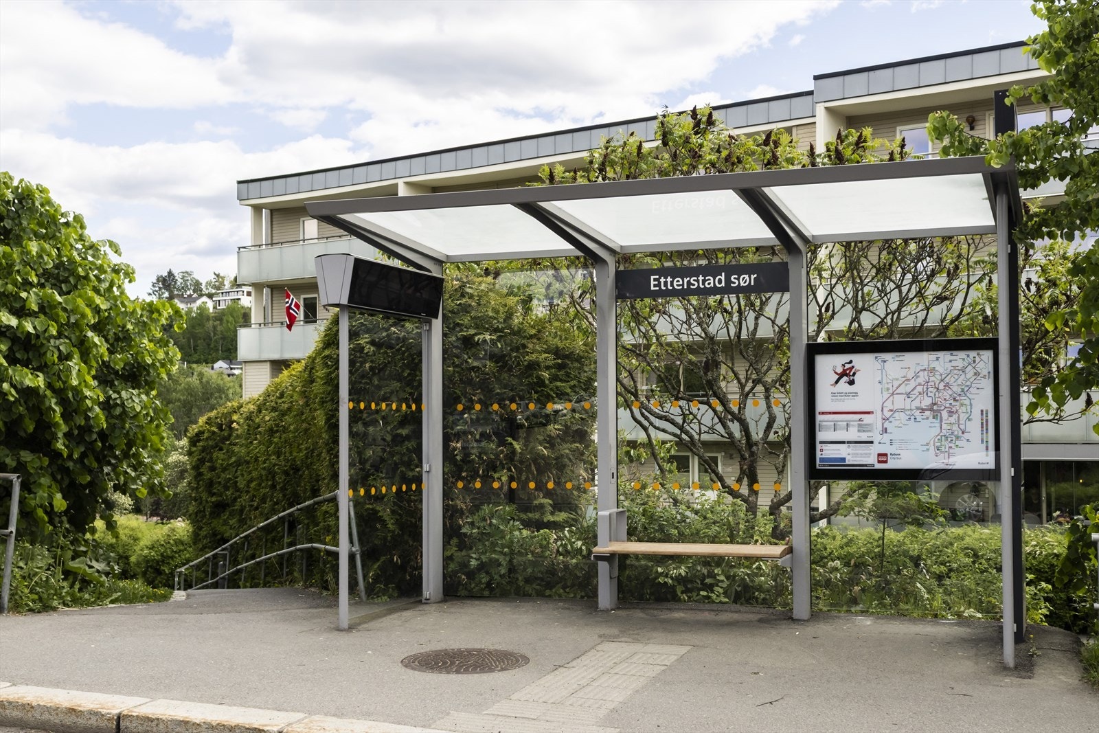 Området har svært godt kollektivtilbud i umiddelbar nærhet med gåavstand til Helsfyr med et stort antall lokale busser, T-bane, samt flybuss og regionalebusser. 37-bussen stopper like ved boligen. Kort vei til Bryn togstasjon med gode forbindelser. Galleribilde
