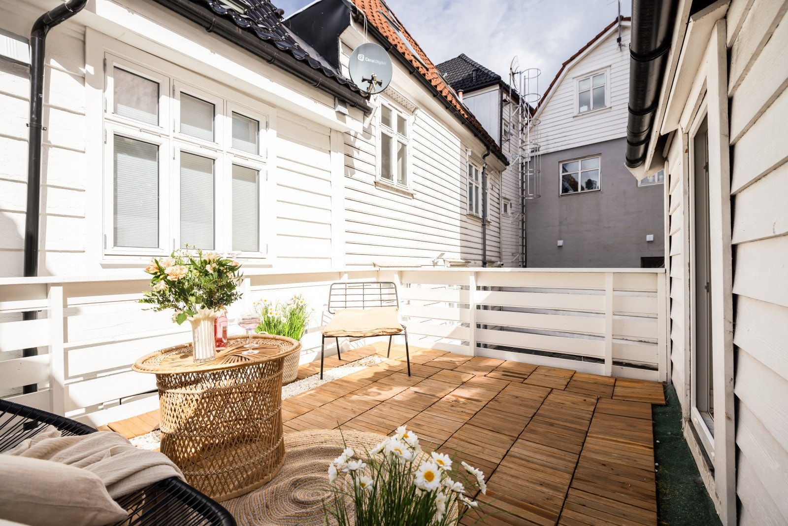 Leiligheten har en trivelig terrasse (terrassen er ikke godkjent) Galleribilde