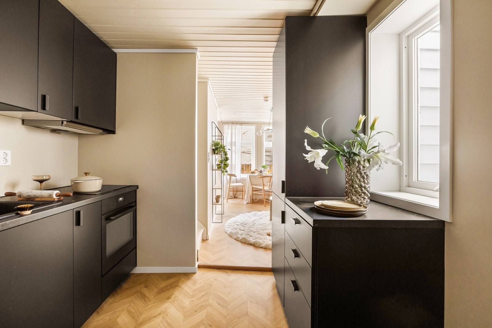 Kjøkkenet er fra IKEA og har innredning med glatte fronter og benkeplate i laminat Galleribilde