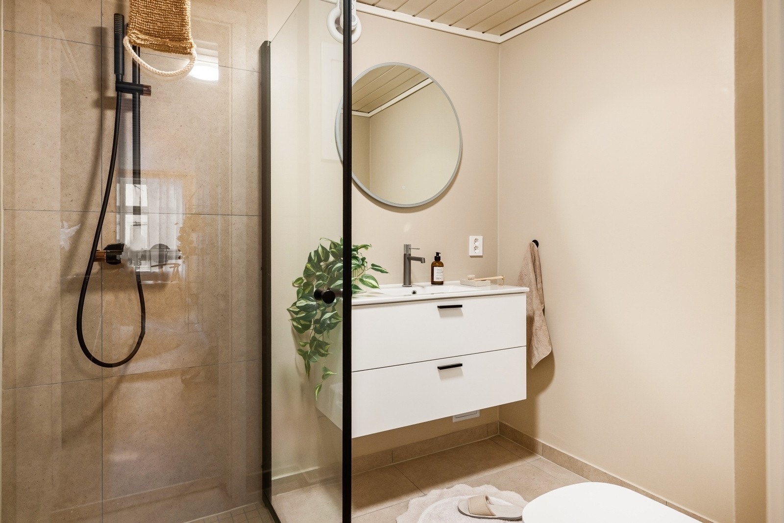 Badet er som resten av leiligheten pusset opp i 2024 Galleribilde