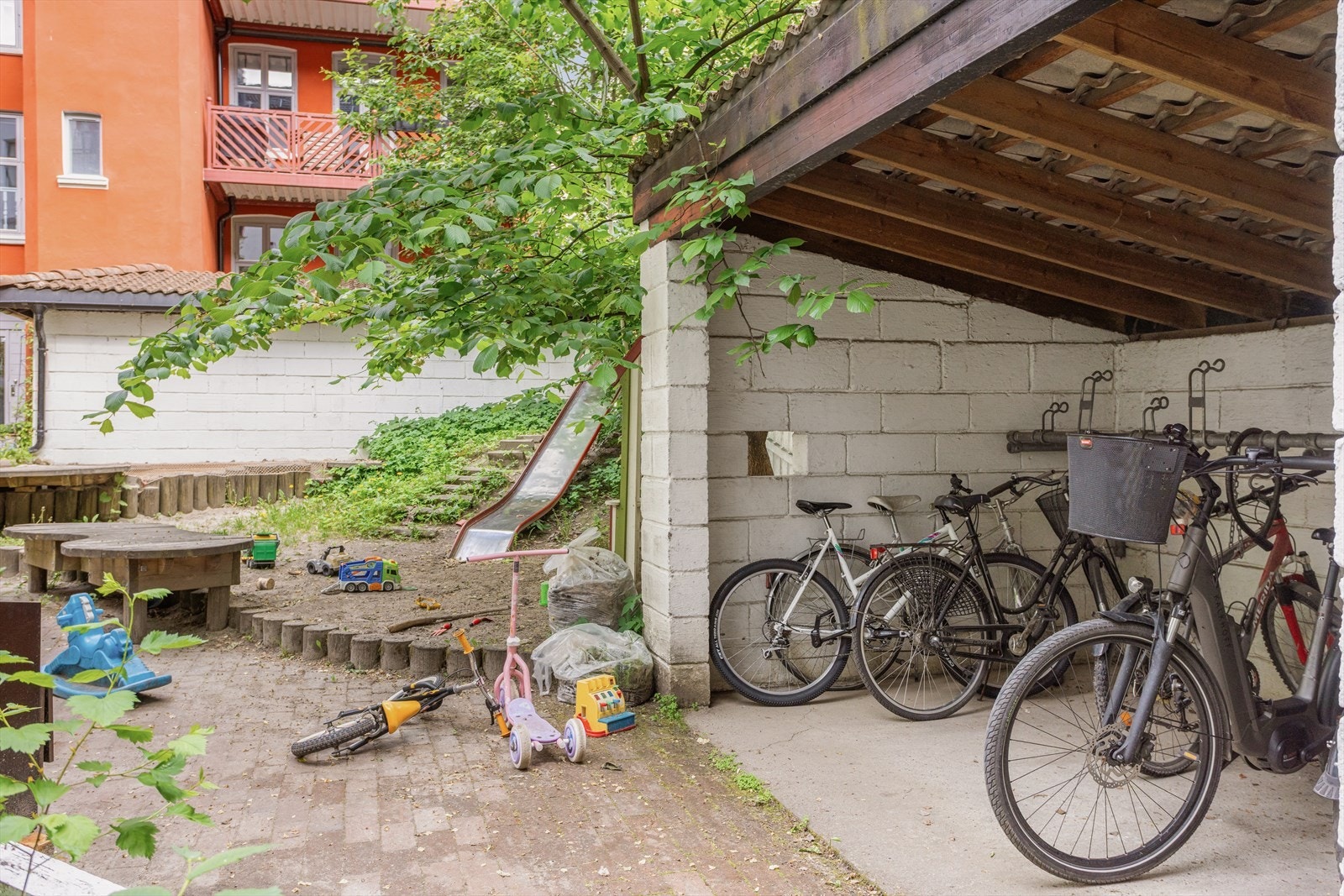 Det er også sykkelparkering og lekeplass i bakgården. Galleribilde
