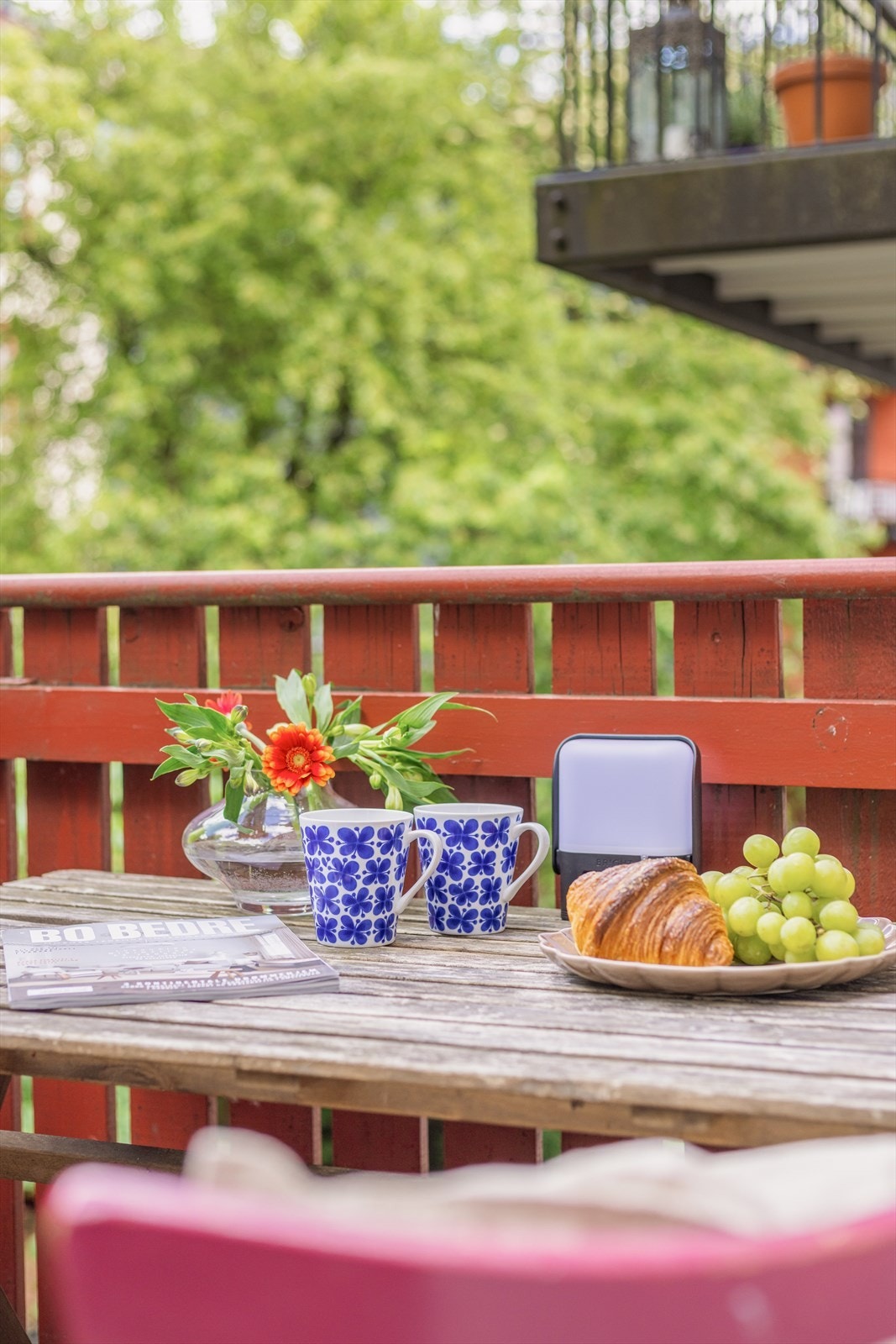 Felles terrasse som man kan bruke for å nyte sola. Selger skriver at "siden de andre leilighetene har balkong, står denne som regel tom og kan brukes." Galleribilde