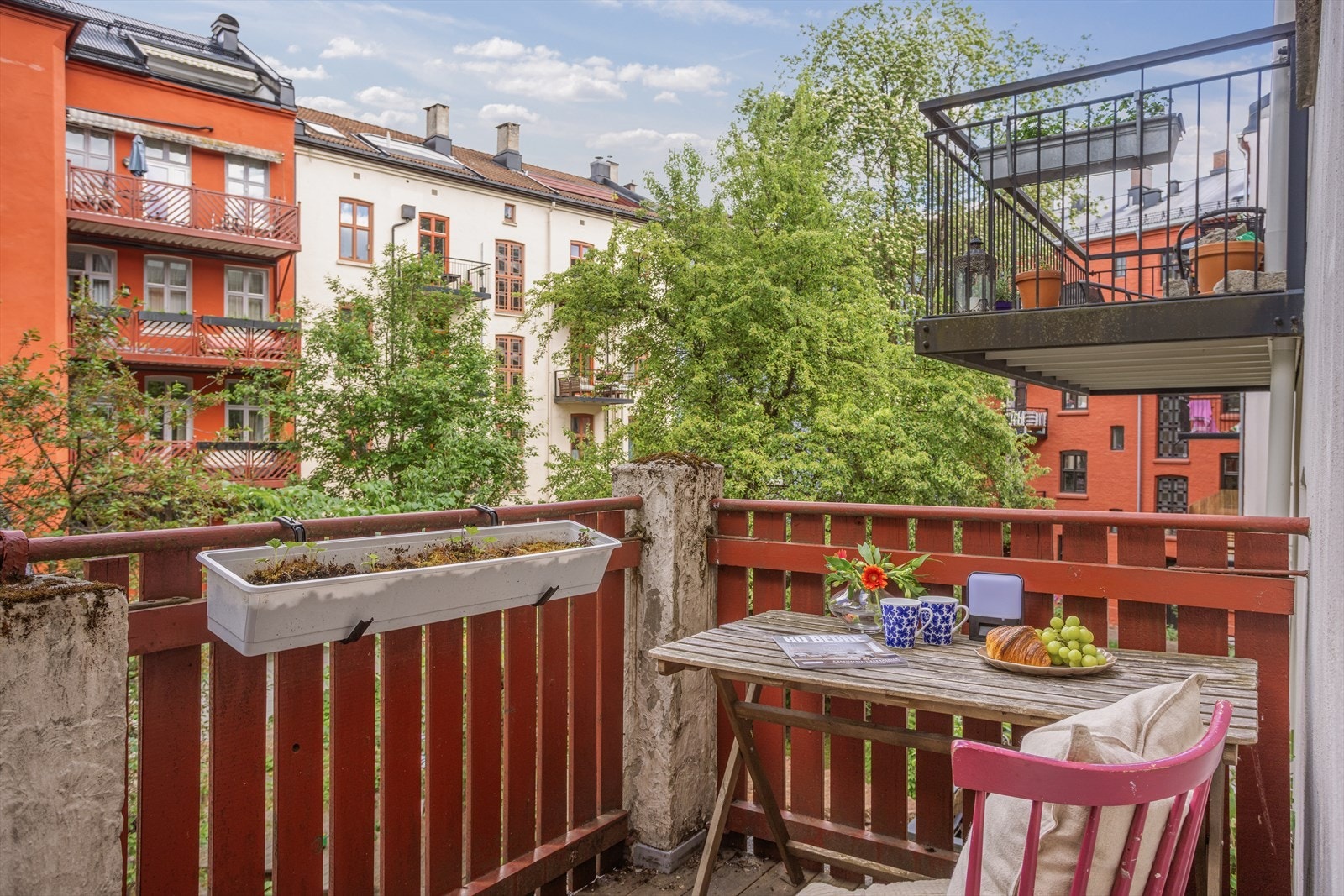 Det er også tilgang til en felles terrasse kun noen få trappetrinn opp fra leiligheten. Her kan morgenkaffen og kaffen nytes i rolige omgivelser med utsyn mot den hyggelige bakgården. Galleribilde